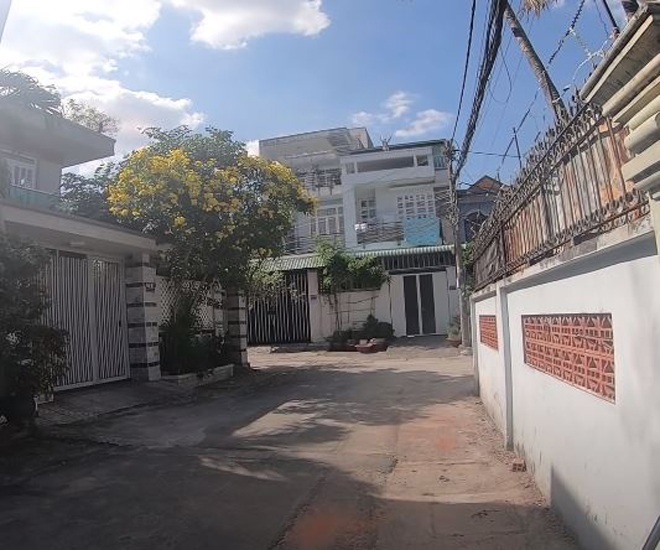 Con đường dẫn vào phòng trọ của vợ chồng bà Oanh.