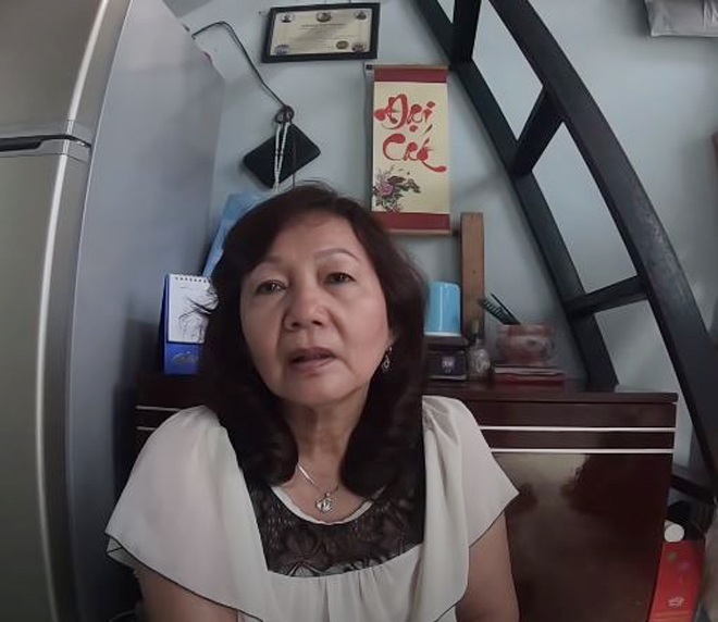 Bà Oanh rưng rưng nghĩ lại cuộc hôn nhân đầy trắc trở.