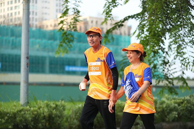 Nhìn chú Hảo khoan khoái nắm tay vợ (cô Tuyết Nhung) bước đi, không ai nghĩ chú từng bị hạn chế vận động vì mắc bệnh xương khớp