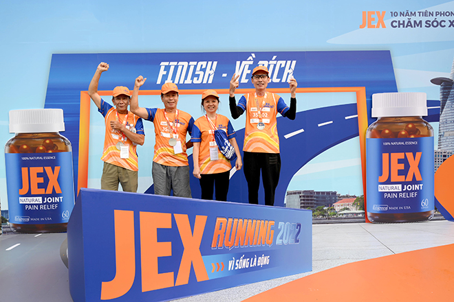 Chú Hảo (ngoài cùng bên phải) cùng nhóm bạn đồng niên dùng JEX mỗi ngày để xương khớp chắc khỏe