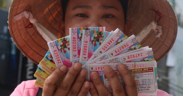 Hôm ấy, Hòa bất ngờ cho Phượng 10.000 đồng để mua vé số với hi vọng thần tài sẽ... gõ cửa. 