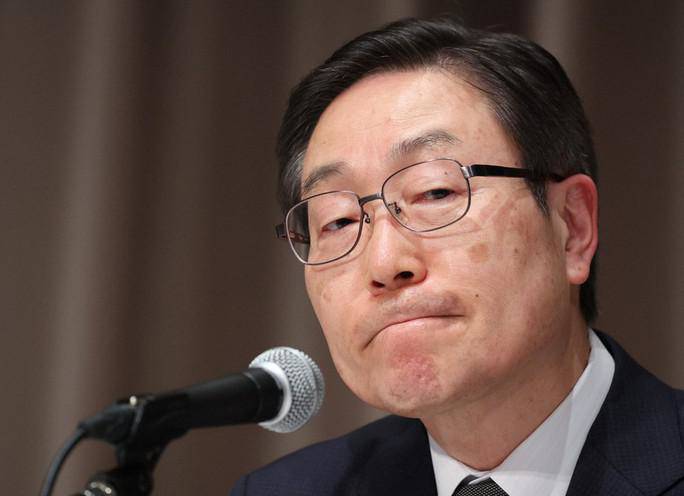 Ông Tomihiro Tanaka phát biểu trong buổi họp báo ngày 11-7. Ảnh: Mainichi