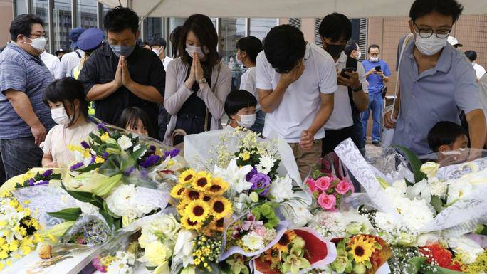 Người dân tưởng niệm gần hiện trường cố Thủ tướng Abe Shinzo bị sát hại hôm 10-7. Ảnh: Kyodo