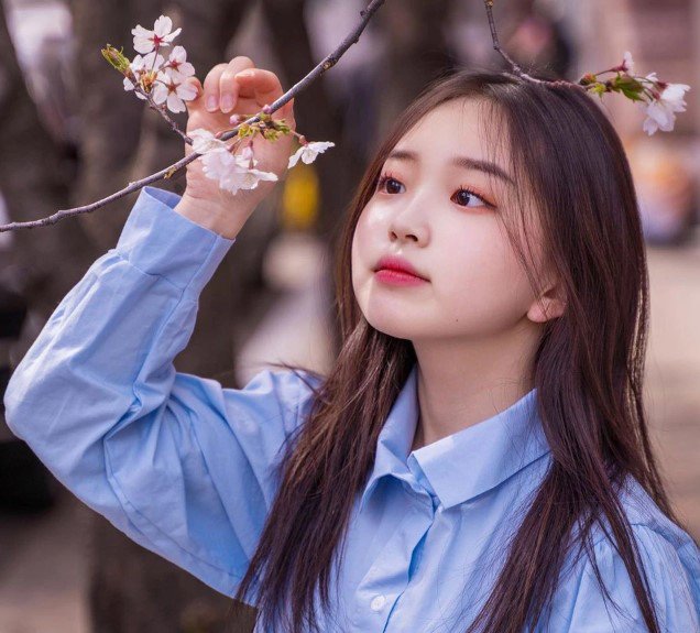 Nhan sắc đời thực của Kim Yoon Hee được đánh giá cao.