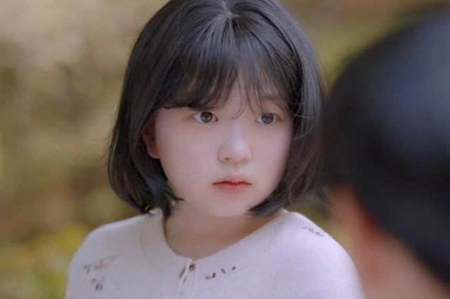 Kim Yoon Hee vào vai học sinh cấp 1 với vẻ ngoài vô cùng ngây thơ, trong sáng.