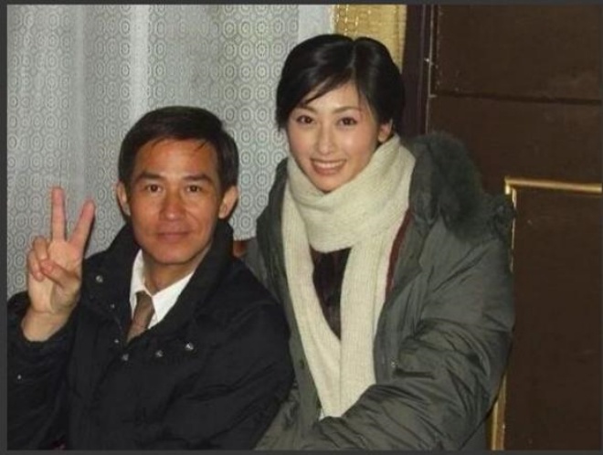 Mạch Nhã Kỳ gặp gỡ Lý Tử Hồng và quyết định gắn bó cả đời với người đáng tuổi chú này.