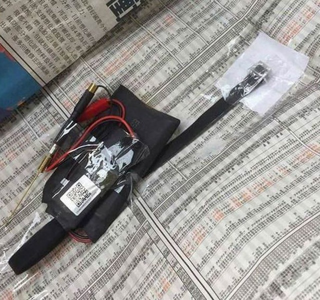 Đang nằm trong khách sạn thì thấy sợi dây cáp thò vào khe cửa, cặp đôi choáng váng khi biết sự thật - 1