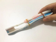 Nhà đẹp - Buộc 2 bàn chải đánh răng cũ lại với nhau, nhiều rắc rối được giải quyết, tiết kiệm bao tiền