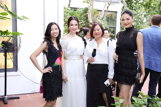 MC Thanh Mai tâm đắc với tính kết nối hướng đến cộng đồng của chương trình. Dịp này, cô đưa con gái Alex đến tham dự. 2 mẹ con sánh vai trong trang phục trắng - đen đối lập.