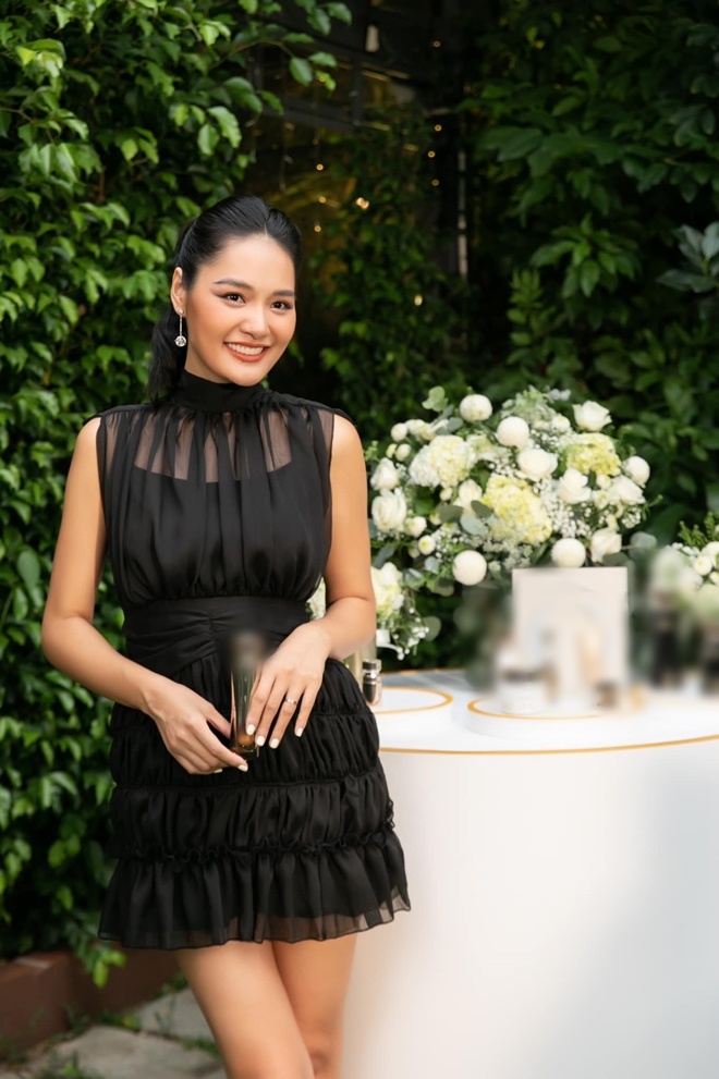 Tại sự kiện, Hoa hậu Hương Giang xuất hiện với chiếc váy đen thiết kế tinh giản. Nụ cười rạng rỡ của người đẹp luôn truyền năng lượng tích cực và gây thiện cảm với khán giả.