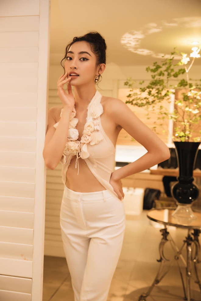 Hoa hậu Lương Thùy Linh lựa chọn áo yếm cách điệu, khoe triệt để vòng 2 thon gọn. Cô tạo ấn tượng bởi phong cách thời trang đa dạng, không ngại làm mới hình ảnh với những trang phục táo bạo.