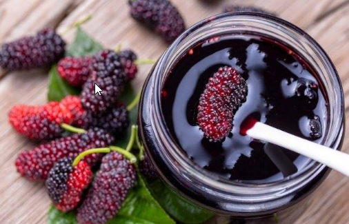 Ngoài quả tươi, siro dâu tằm làm sẵn cùng vô cùng đắt khách