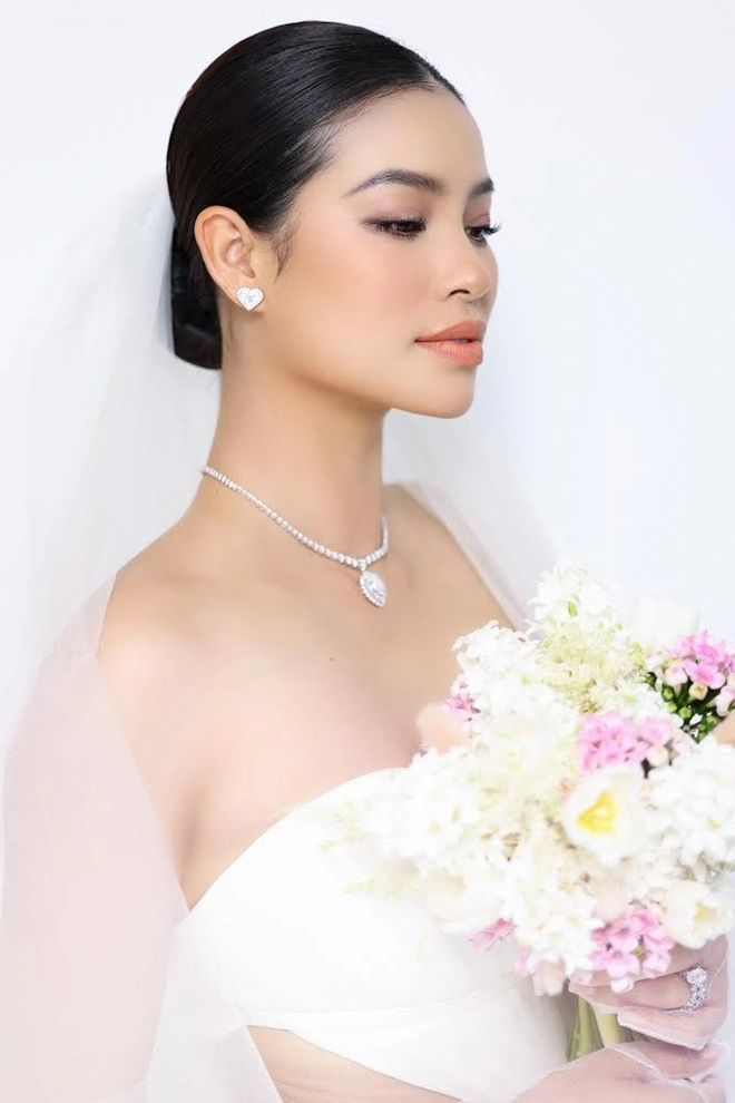  Một người bạn thân thiết tiết lộ Phạm Hương vừa chụp ảnh cưới chứ không phải bộ ảnh thời trang.