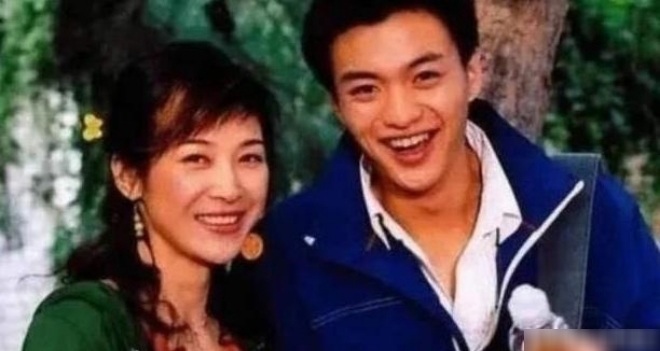 Cả hai dành cả thanh xuân bên nhau.