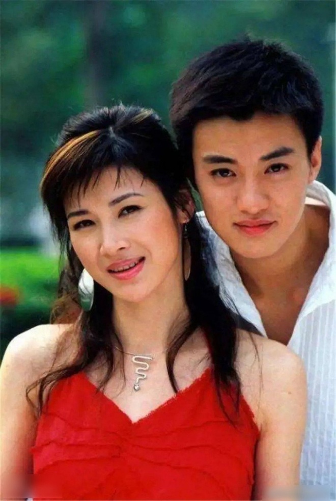 Đồng Lôi và Chu Nhất Vi chính thức chia tay vào năm 2011.