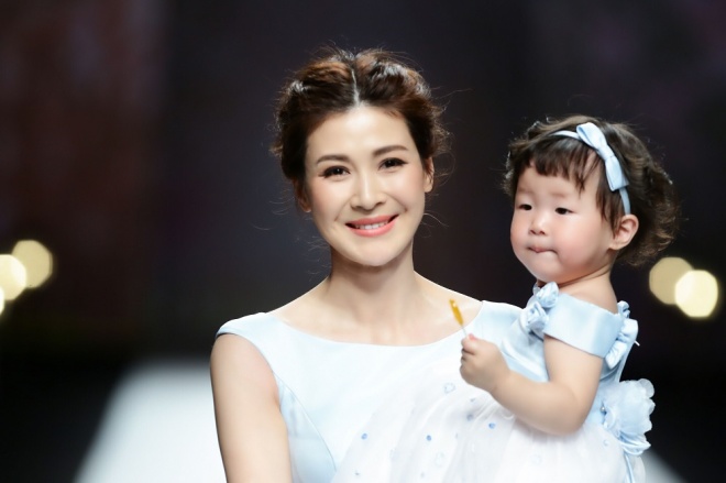 Hình ảnh hiếm hoi của cô và con gái.