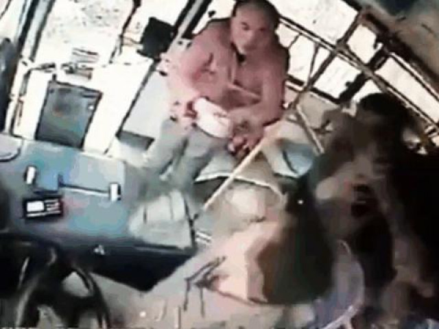 Clip Eva - Clip: Bị nhắc nhở hút thuốc, người phụ nữ dùng khăn siết cổ tài xế