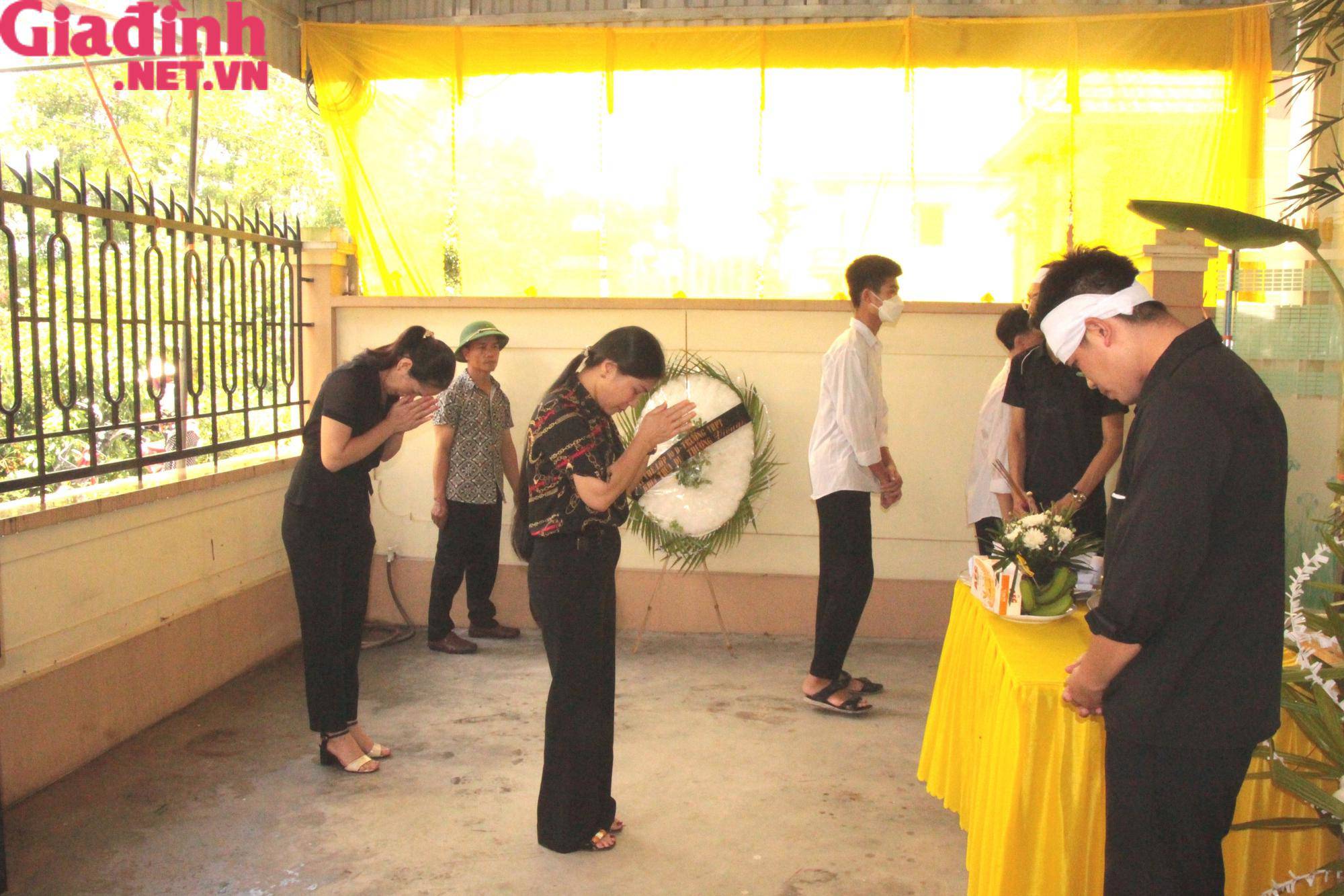 Đại diện cấp học Mầm non huyện Ninh Giang đến chia buồn, phúng viếng nam sinh xấu số. Ảnh: Đ.Tùy