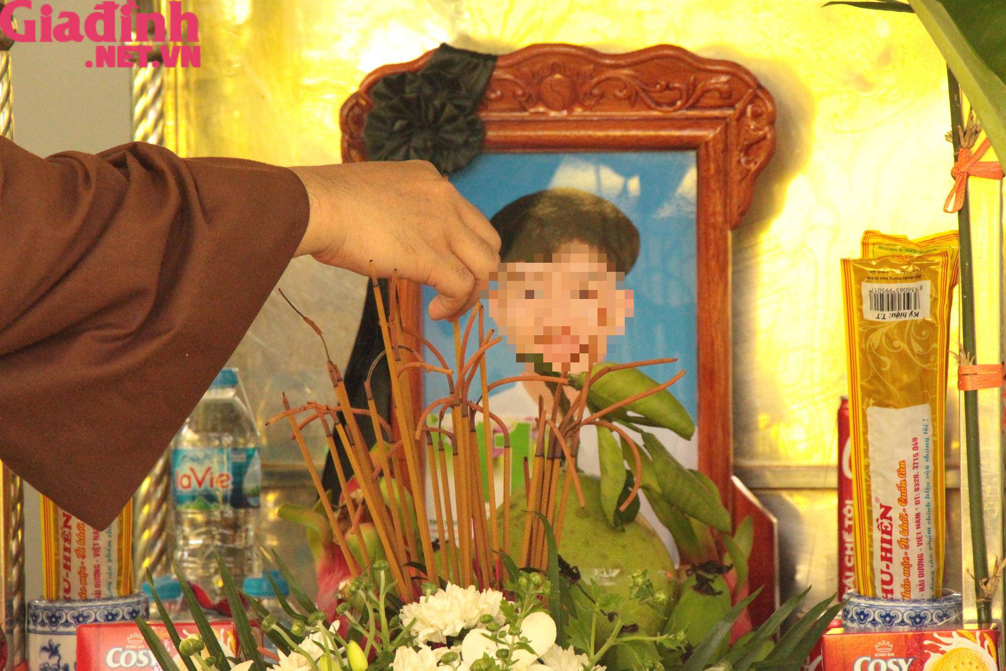 Vào sáng mai 12/7, sau khi thực hiện Lễ truy điệu, di quan của em H. được tổ chức an táng. Ảnh: Đ.Tùy