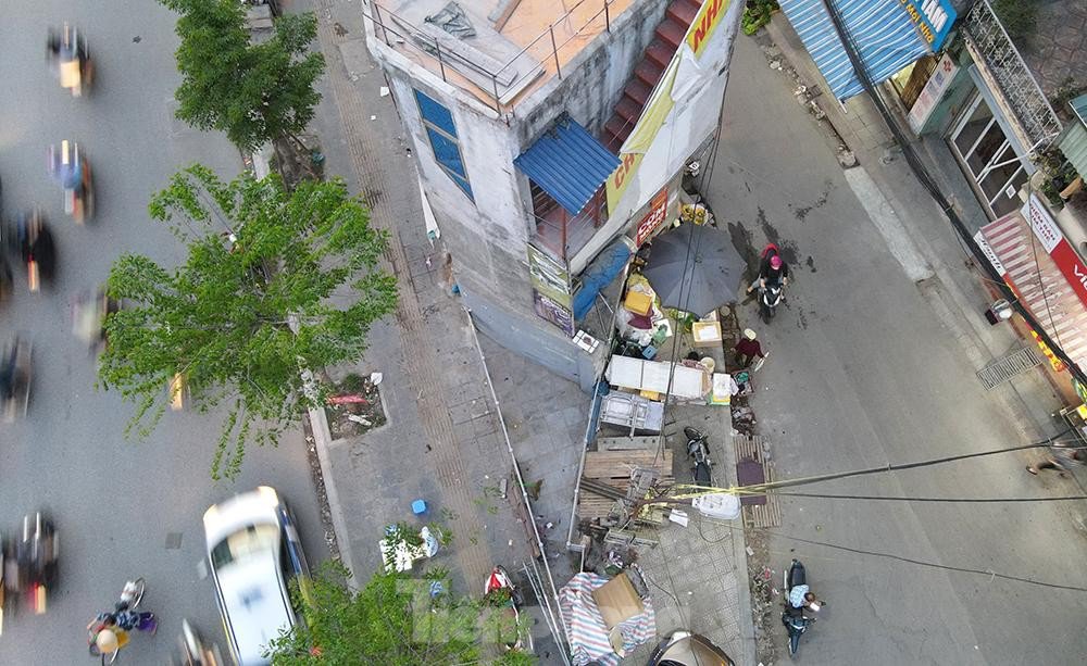 Anh V.T ở đối diện căn nhà cho biết: Sau khi giải phóng mặt bằng, căn nhà này chiếm hết toàn bộ mặt đường, quanh căn nhà cho thuê để bán hoa quả, vé số... và cũng là nơi tập kết rác gây ô nhiễm và mất mỹ quan.
