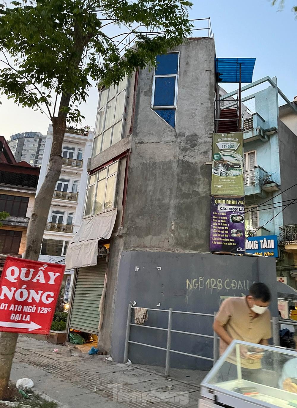 Quanh căn nhà này tập hợp hàng loạt hàng quán lấn chiếm vỉa hè gây mất trật tự trị an và làm ách tắc giao thông vào giờ cao điểm.
