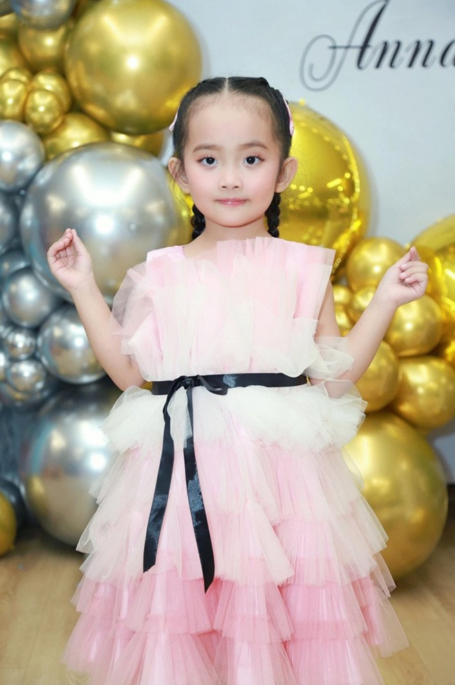 Con gái Khánh Thi 4 tuổi đã biểu diễn trên sân khấu hoành tráng, động tác xuất sắc hơn hẳn các bạn
