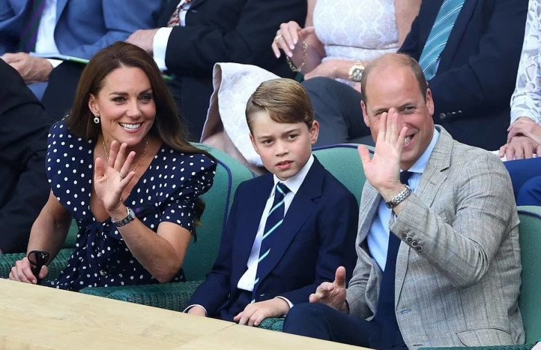 Công nương Kate yêu cầu phải mặc vest, hoàng tử bé nước Anh khó chịu ra mặt vì nóng - 5