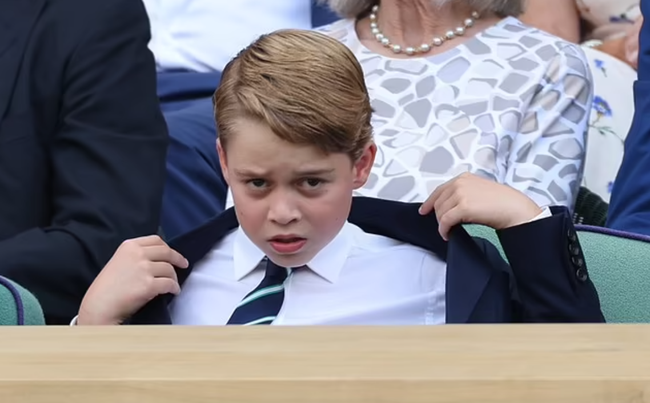 Công nương Kate yêu cầu phải mặc vest, hoàng tử bé nước Anh khó chịu ra mặt vì nóng - 3