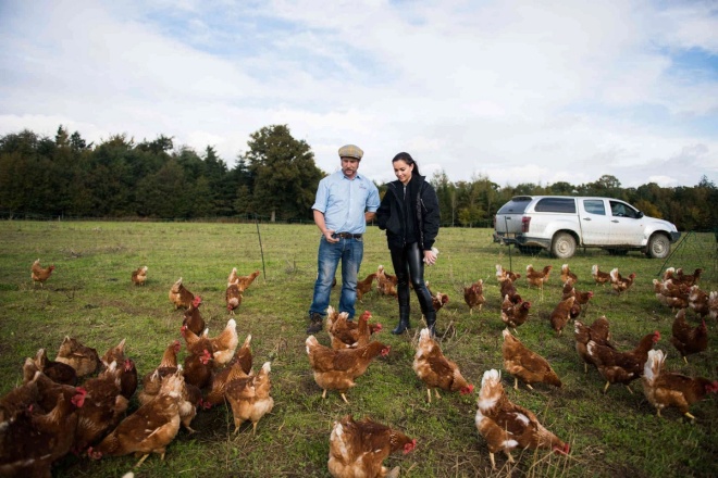 Cô phát triển chăn nuôi và trồng nông sản hữu cơ tại đây.