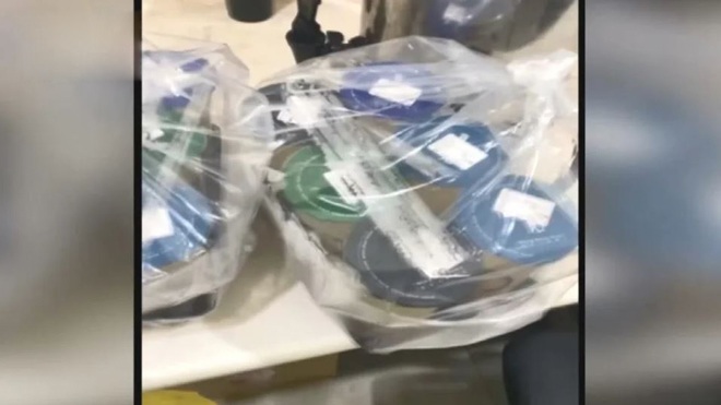 Giao 60 cốc nước đến nhà tang lễ, anh shipper lặng người khi gọi điện cho khách ra nhận - 1