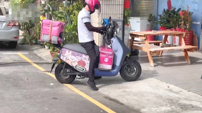 Giao 60 cốc nước đến nhà tang lễ, anh shipper lặng người khi gọi điện cho khách ra nhận - 2