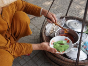 Xem ăn chơi - Gánh bánh đúc lá bồng bồng duy nhất còn sót lại ở Huế