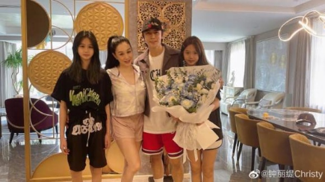 Tiệc sinh nhật của anh rất đơn giản và ấm cúng.