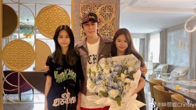 Trương Luân Thạc bên 2 cô con gái của vợ.