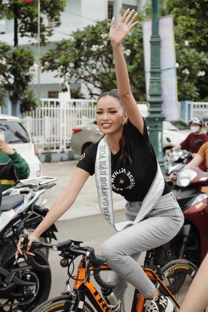 Ngoài diện lại đồ lúc con đăng quang, mẹ Ngọc Châu bình dân, thân thuộc trong ngày nàng hậu về thăm nhà - 7