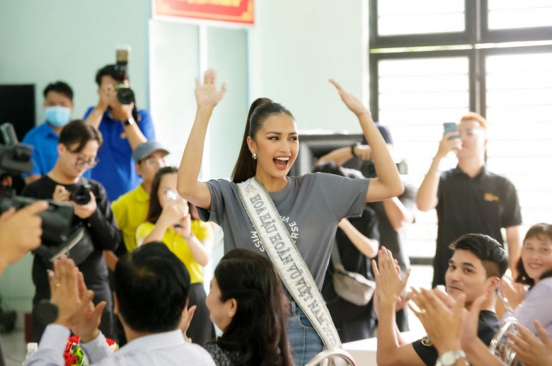 Ngoài diện lại đồ lúc con đăng quang, mẹ Ngọc Châu bình dân, thân thuộc trong ngày nàng hậu về thăm nhà - 6