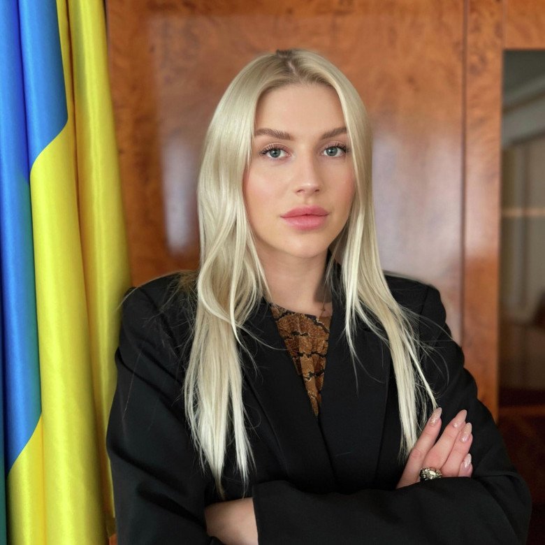 Nữ thứ trưởng 25 tuổi của Ukraine: Có thừa nhan sắc, dung mạo như búp bê - 1