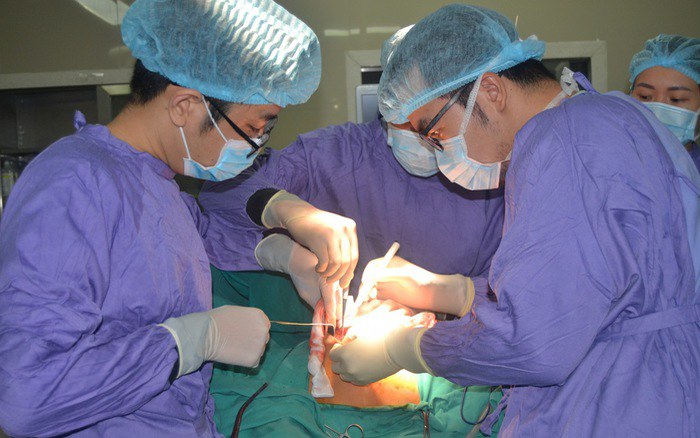 Các bác sĩ phẫu thuật chỉ với một đường rạch để bảo đảm tính thẩm mỹ cho người bệnh. Ảnh minh họa. 