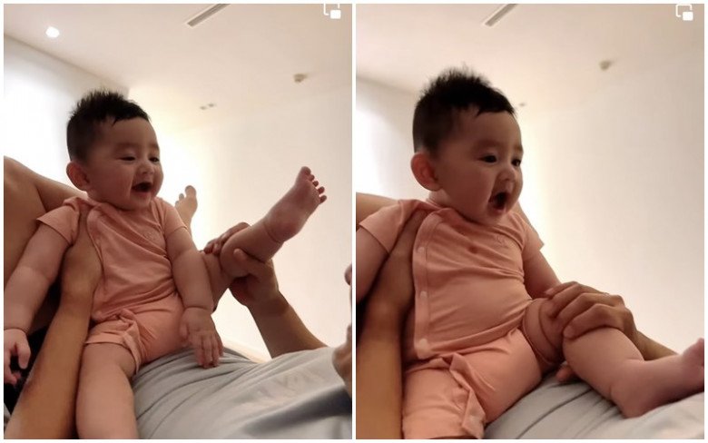 XEM VIDEO: Nửa đêm, con trai Chi Bảo cười nắc nẻ khi chơi với bố.