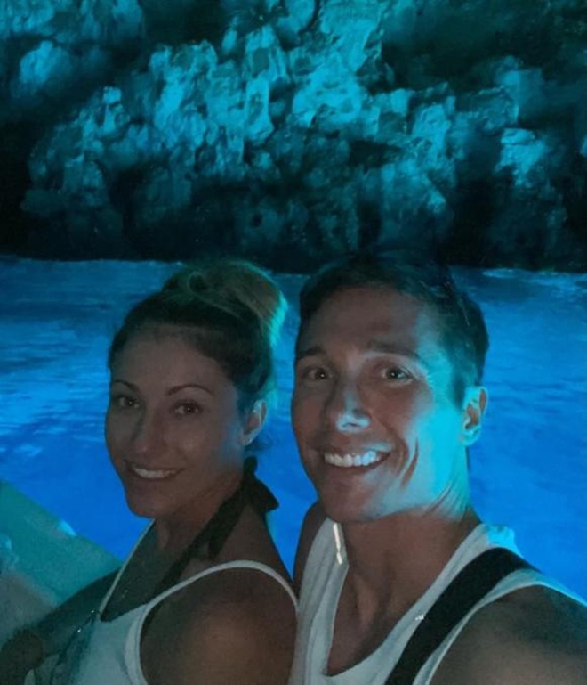 Chồng cũ Hoàng Oanh tiếp tục đăng ảnh thân thiết với cô gái lạ mặt khiến dân tình tò mò.