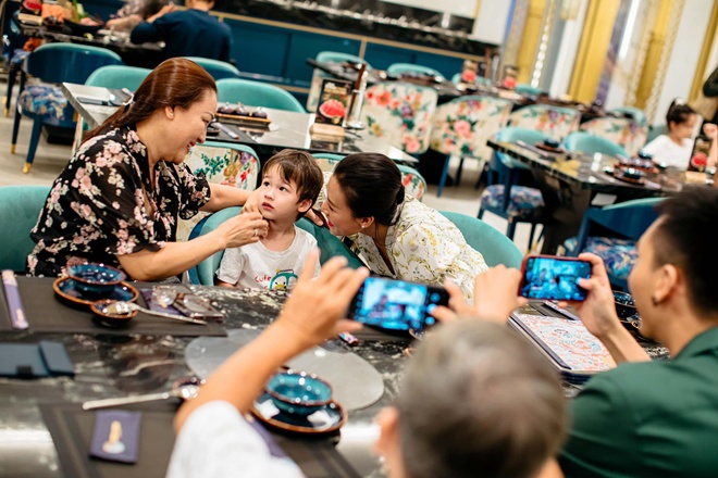 Hoàng Oanh chia sẻ hạnh phúc hiện tại của mình là được ở bên con trai và gia đình.