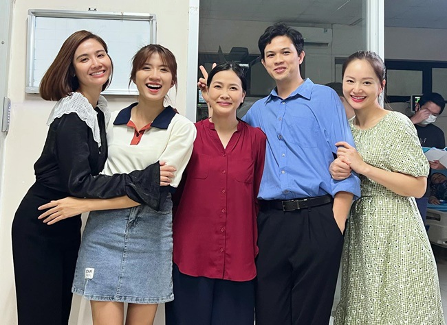 Thương Ngày Nắng Về: Đông Phong amp;#34;rủamp;#34; mọi người đi xem đám cưới Trang - Duy, bố Mậu sẽ amp;#34;hồi sinhamp;#34; ở tập cuối? - 2