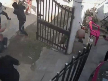  Clip: Chồng bị côn đồ tấn công, vợ vác súng ra giải cứu và cái kết 