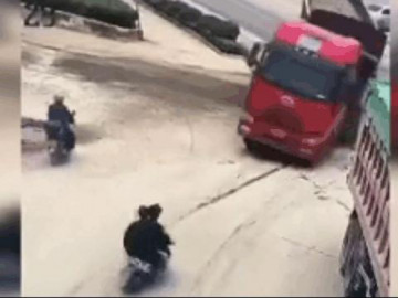 Clip: Xe tải lật nghiêng khi vào cua, 2 thanh niên thoát chết khó tin 