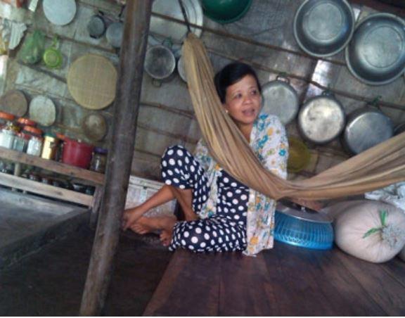 Chị Thương kể lại câu chuyện của vợ chồng chị Phương.