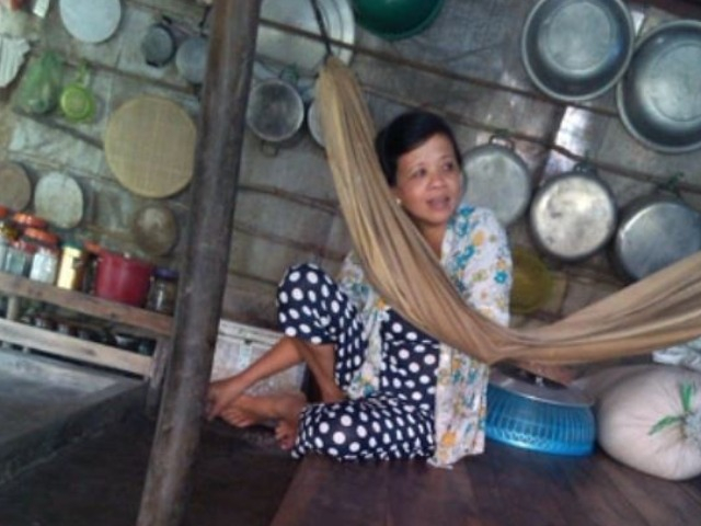 Hàng xóm trúng độc đắc tiền tỷ, người phụ nữ liền vay tiền chơi vé số và kết cục thảm hại