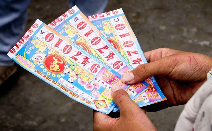 Ném” mấy chục triệu vào vé số không có kết quả, vợ chồng chị Phương hụt hẫng vô cùng. (Ảnh minh hoạ)