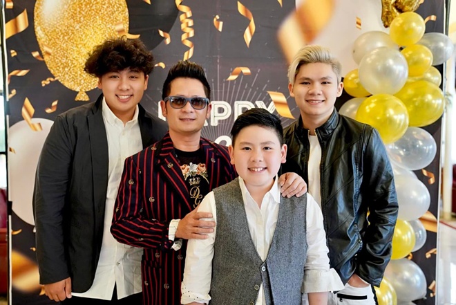 Hiện Bằng Kiều đang hạnh phúc bên bạn gái mới và con trai thứ 4. Trong khi đó, 3 con trai lớn của anh đang sống cùng mẹ Trizzie Phương Trinh ở Mỹ.