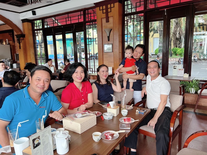 Bằng Kiều khoe ảnh ôm con trai thứ 4 trong bài đăng mừng sinh nhật của mình. Đây cũng là lần đầu nam ca sĩ chủ động đăng tải hình ảnh quý tử vừa tròn 1 tuổi.