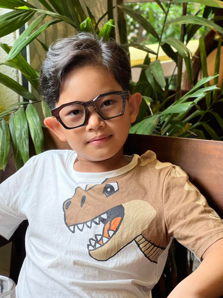 Con trai Khánh Thi Phan Hiển đeo kính, tạo tóc lãng tử được khen đẹp trai hơn bố - 1